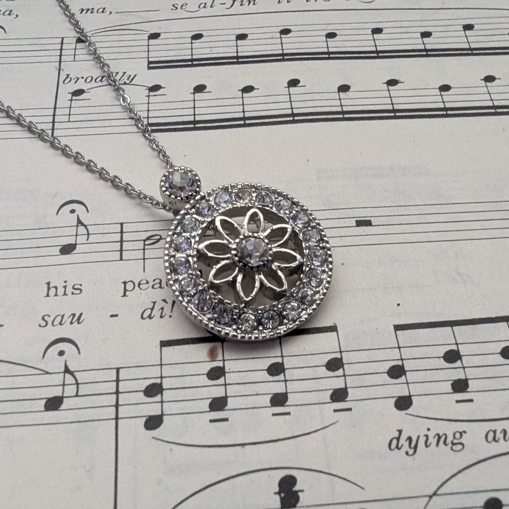 Elegant Silver Pendant Necklace